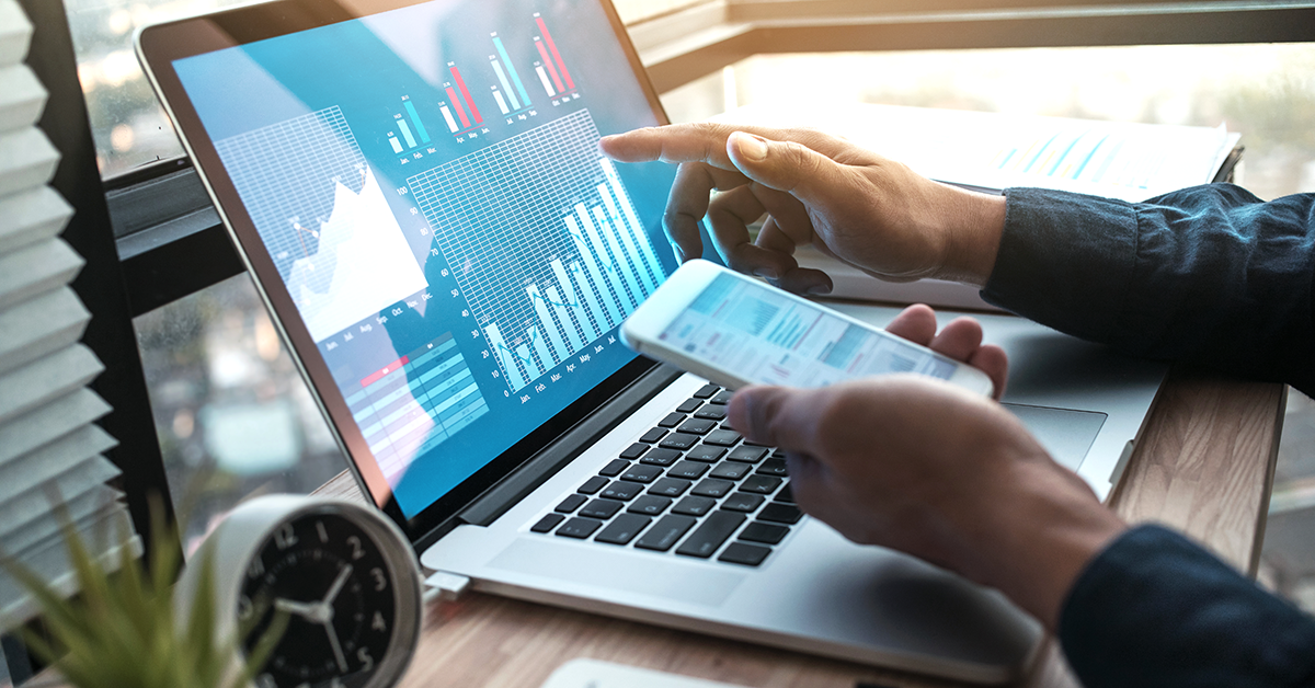 digital investing using a laptop and computer