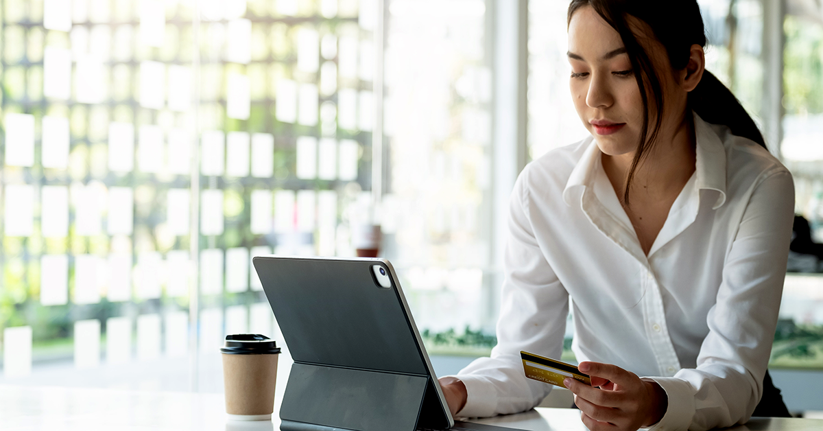 a woman using her credit card when online