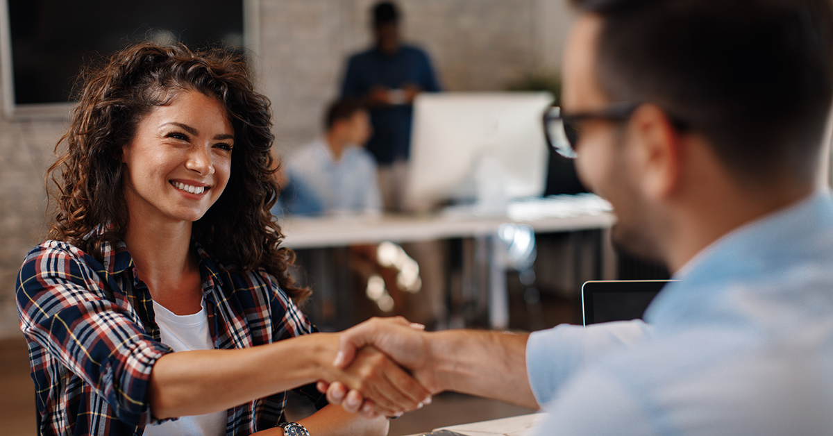 lobby-smile-woman-1200x628